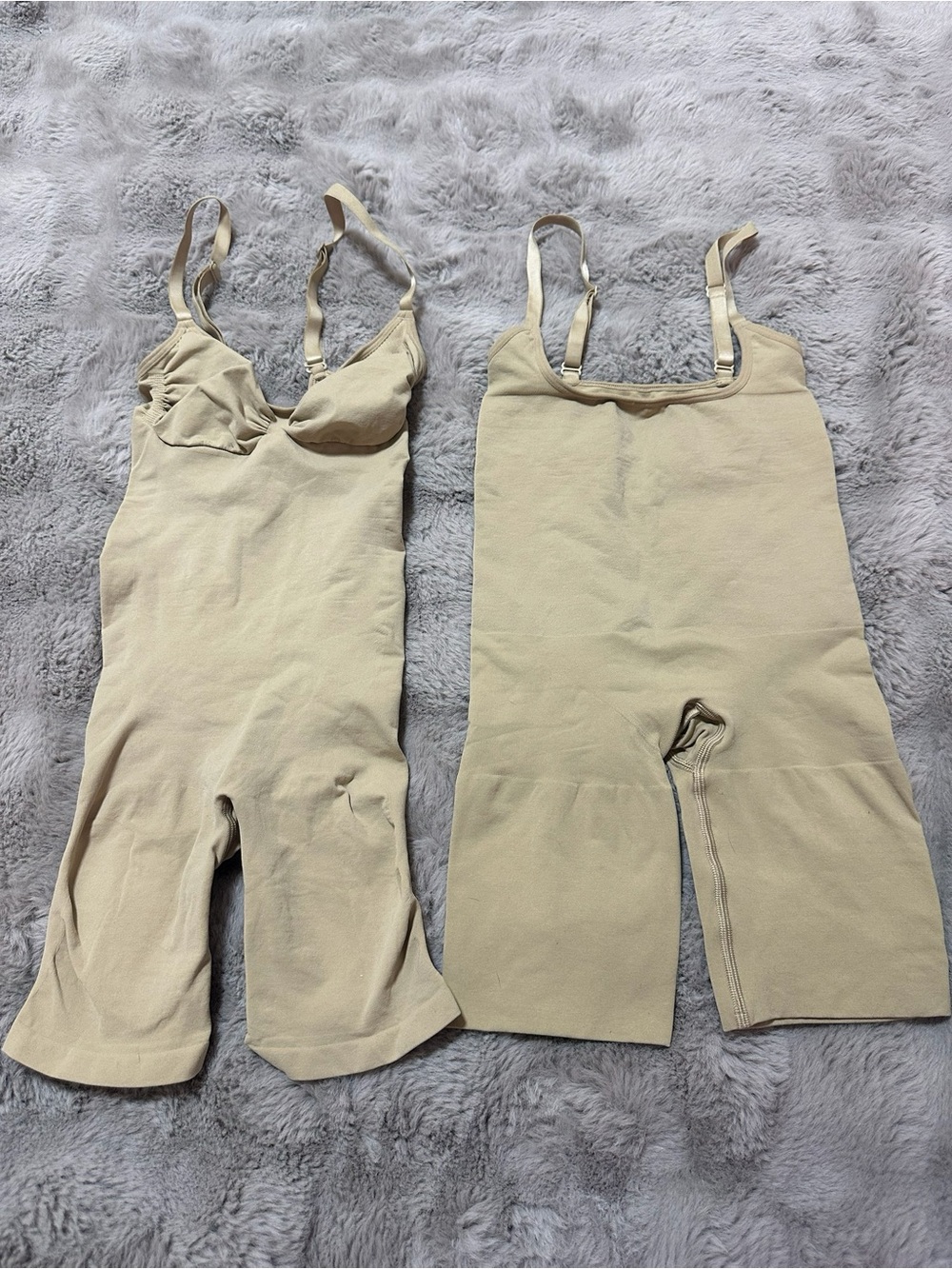Brand new Skims SEAMLESS SCULPT Low Back Mid Thigh
Bodysuit + OPEN BUST 2pairs